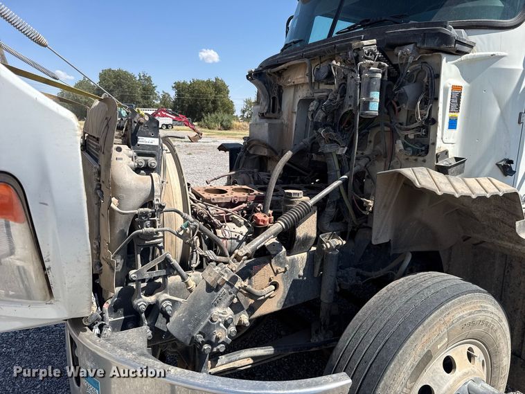 image for item FC4249 2018 Mack CXU613 semi truck