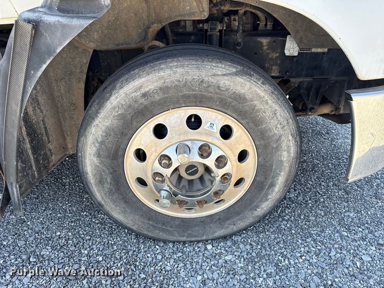 image for item FC4249 2018 Mack CXU613 semi truck
