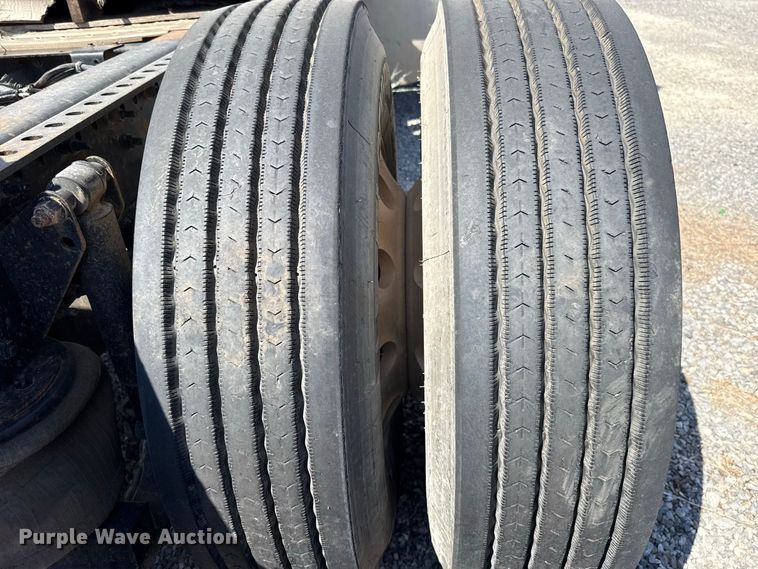 image for item FC4249 2018 Mack CXU613 semi truck