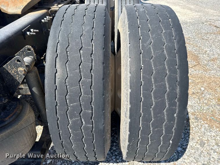 image for item FC4249 2018 Mack CXU613 semi truck