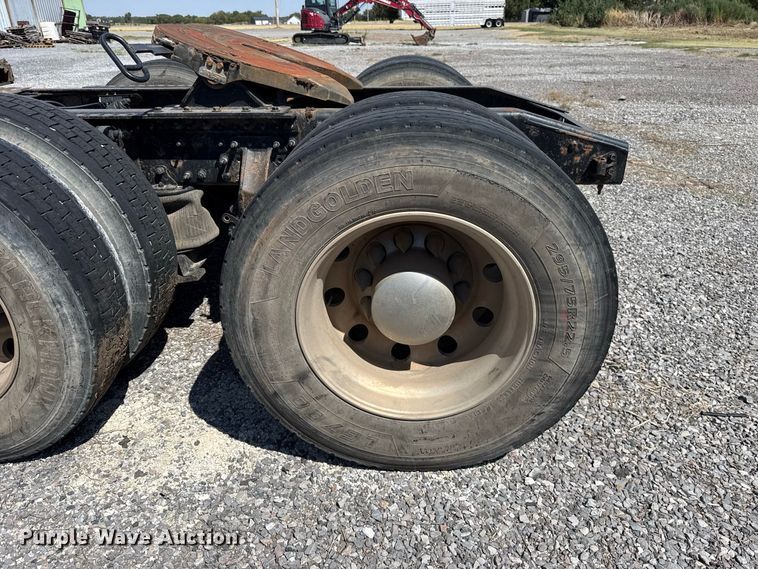 image for item FC4249 2018 Mack CXU613 semi truck