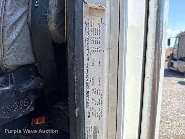 image for item FC4249 2018 Mack CXU613 semi truck