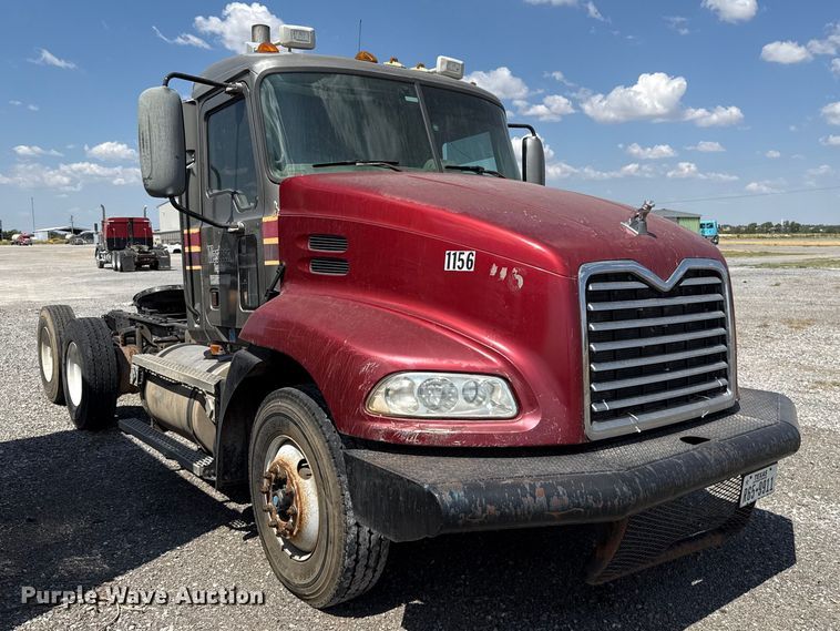 image for item FC4250 2005 Mack CXN613 semi truck