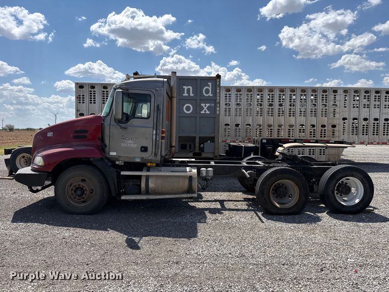 image for item FC4250 2005 Mack CXN613 semi truck