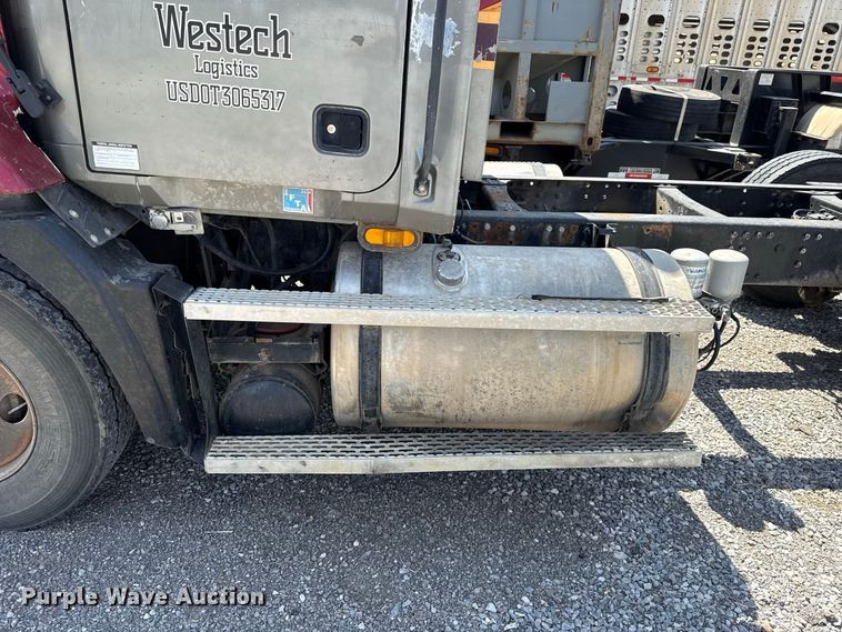 image for item FC4250 2005 Mack CXN613 semi truck