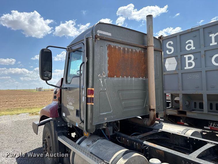 image for item FC4250 2005 Mack CXN613 semi truck