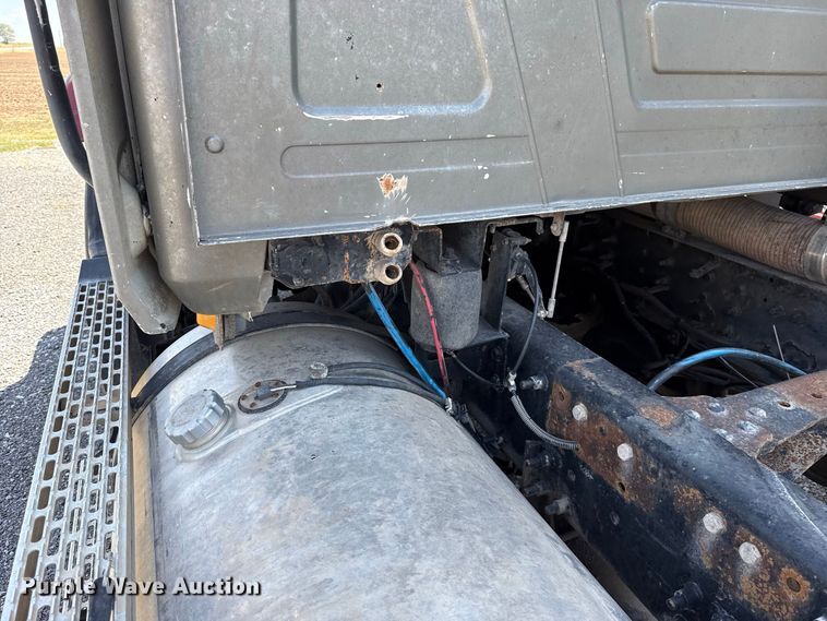 image for item FC4250 2005 Mack CXN613 semi truck