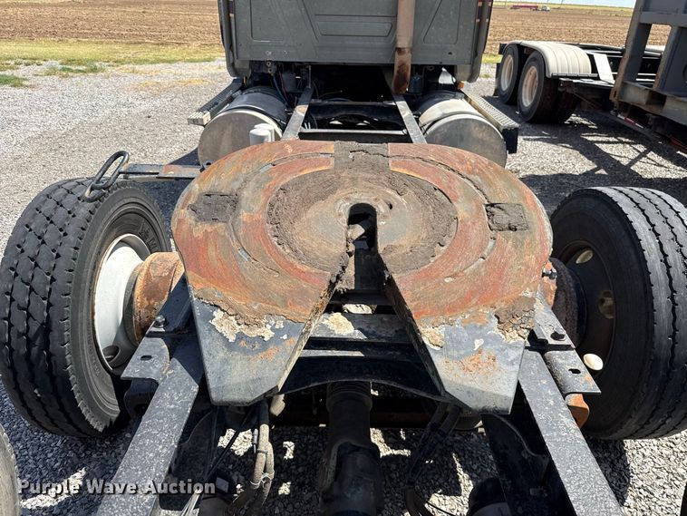 image for item FC4250 2005 Mack CXN613 semi truck