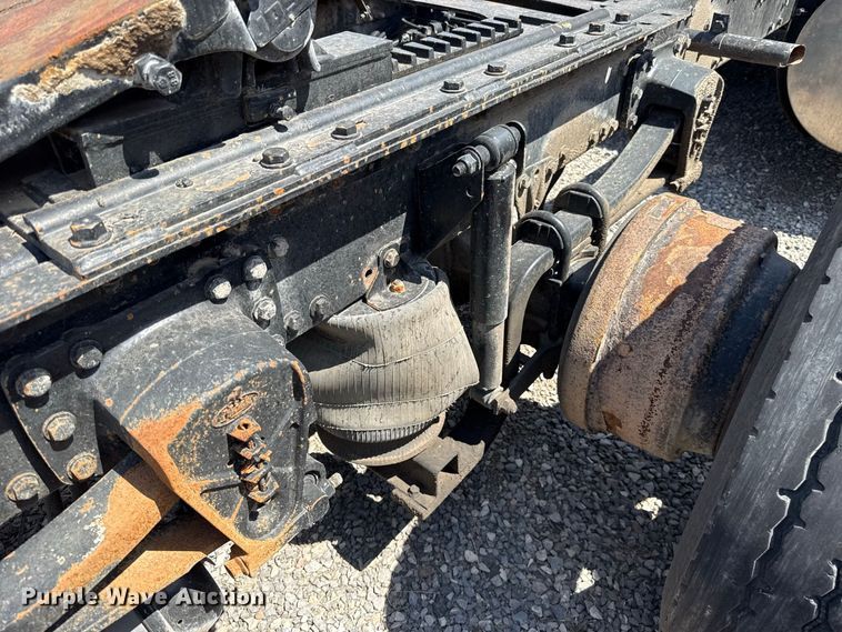 image for item FC4250 2005 Mack CXN613 semi truck