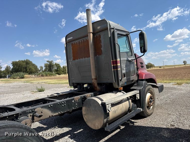 image for item FC4250 2005 Mack CXN613 semi truck
