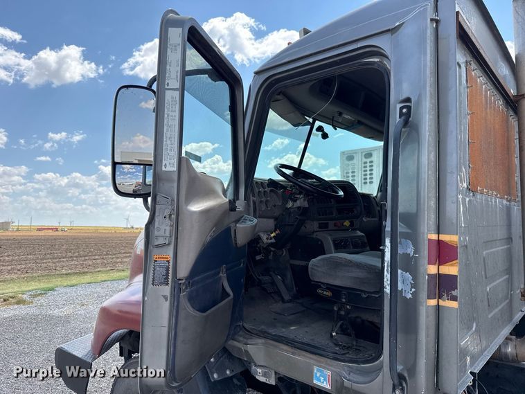 image for item FC4250 2005 Mack CXN613 semi truck