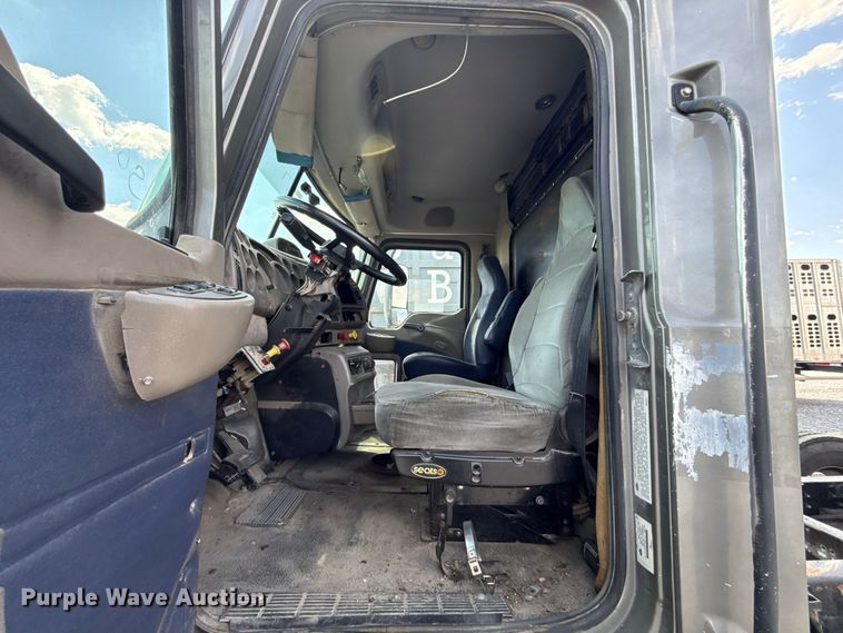 image for item FC4250 2005 Mack CXN613 semi truck