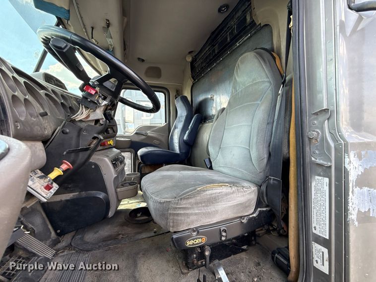 image for item FC4250 2005 Mack CXN613 semi truck
