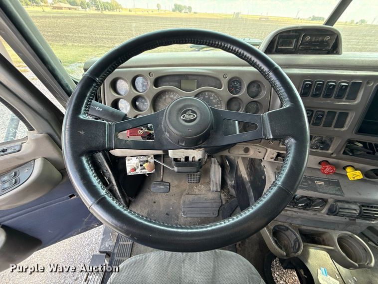 image for item FC4250 2005 Mack CXN613 semi truck