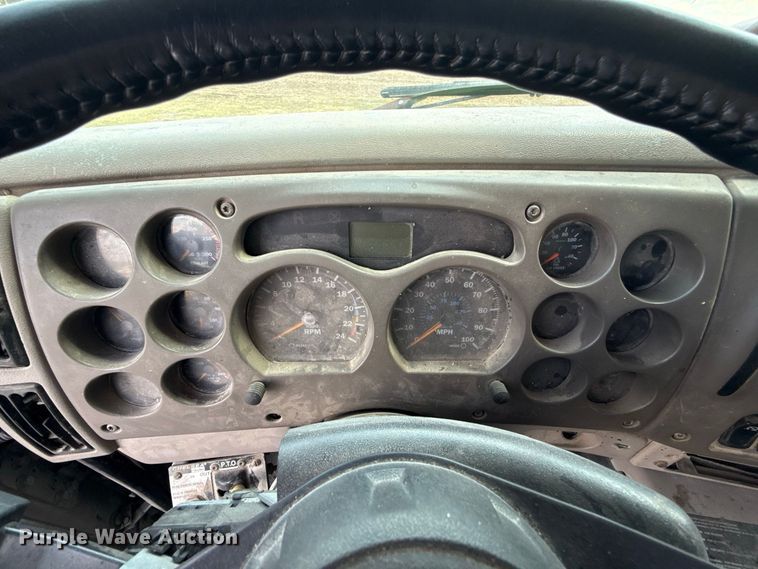 image for item FC4250 2005 Mack CXN613 semi truck
