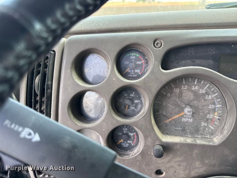 image for item FC4250 2005 Mack CXN613 semi truck