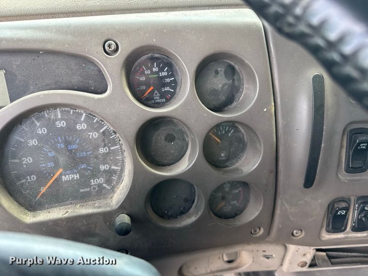 image for item FC4250 2005 Mack CXN613 semi truck