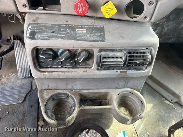 image for item FC4250 2005 Mack CXN613 semi truck