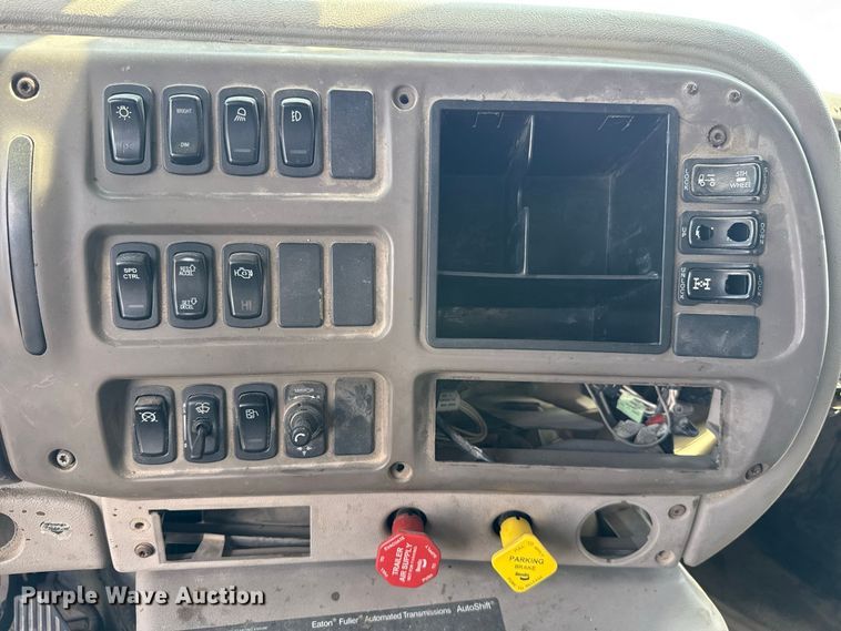 image for item FC4250 2005 Mack CXN613 semi truck