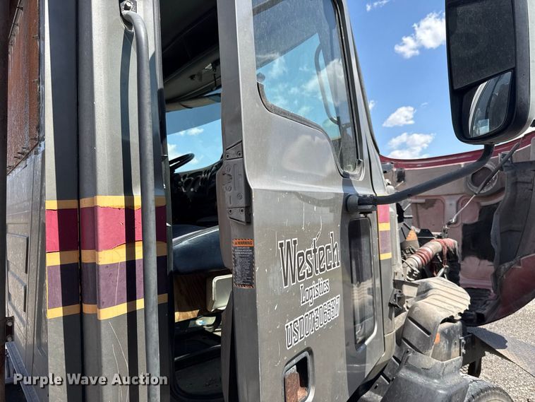 image for item FC4250 2005 Mack CXN613 semi truck