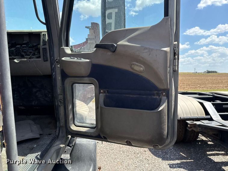image for item FC4250 2005 Mack CXN613 semi truck