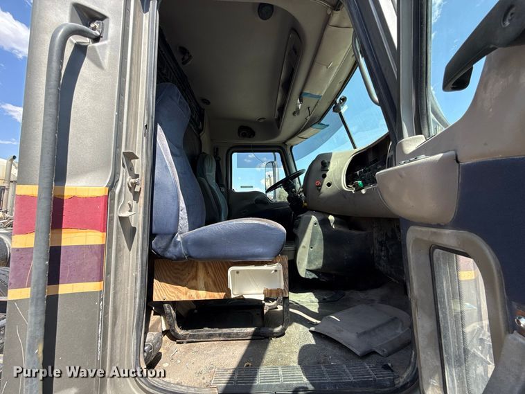 image for item FC4250 2005 Mack CXN613 semi truck