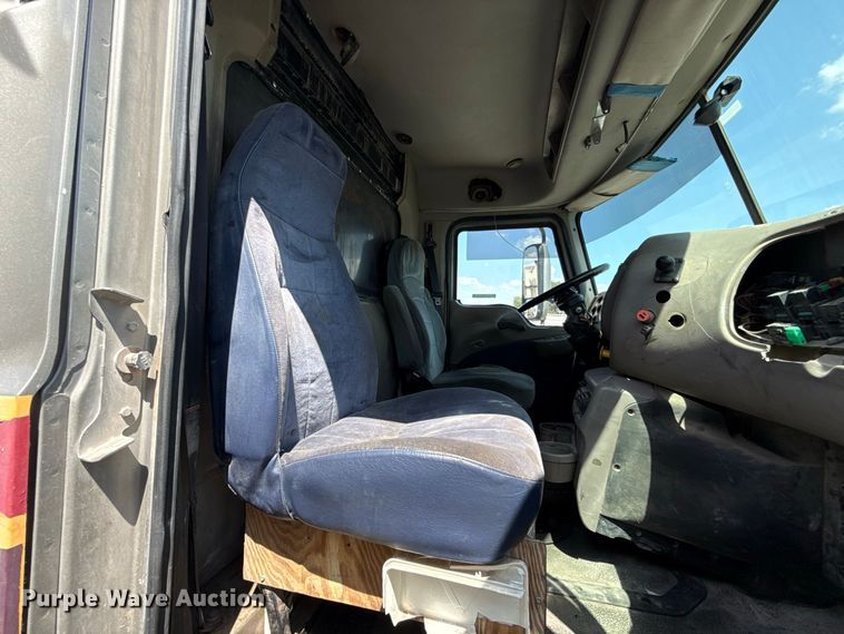 image for item FC4250 2005 Mack CXN613 semi truck
