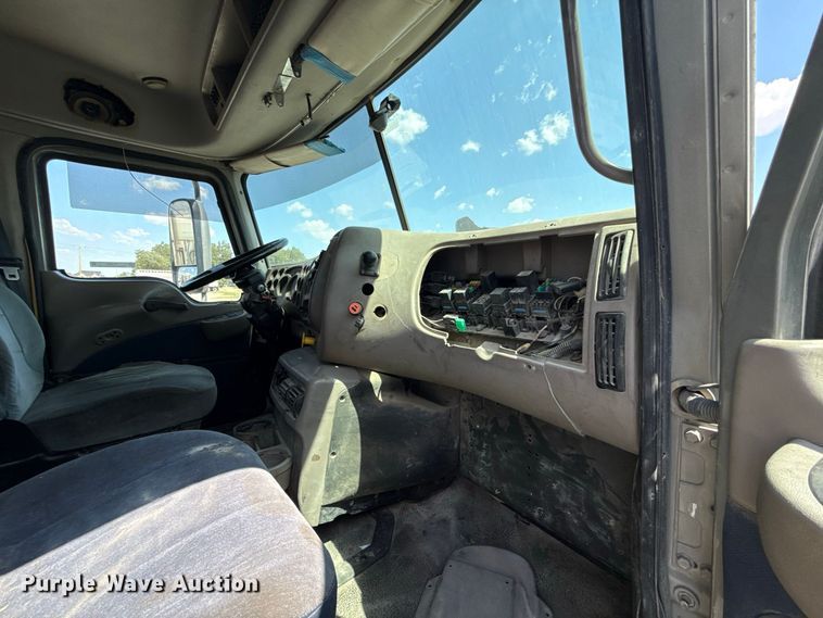 image for item FC4250 2005 Mack CXN613 semi truck