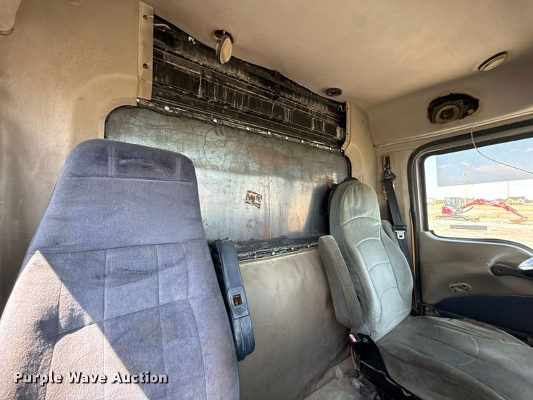 image for item FC4250 2005 Mack CXN613 semi truck