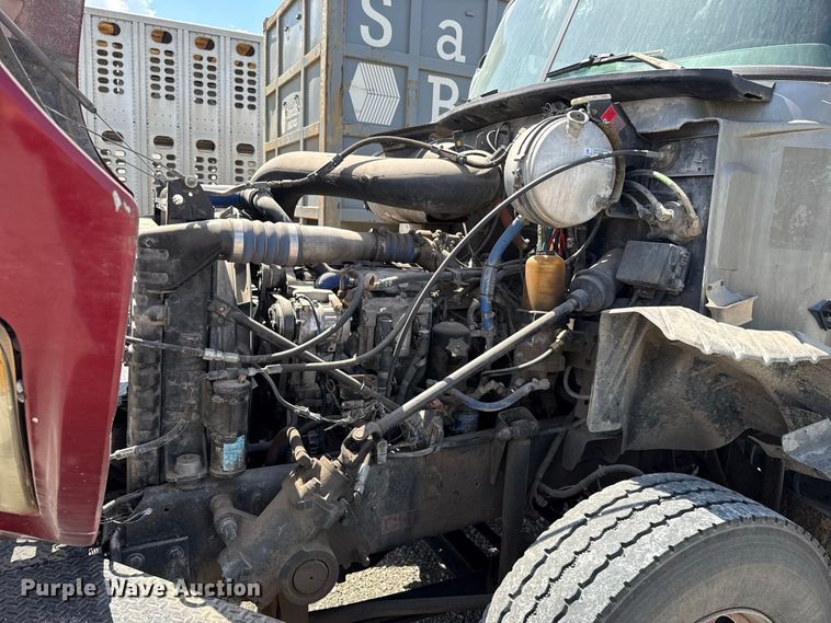 image for item FC4250 2005 Mack CXN613 semi truck