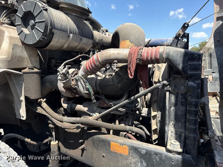 image for item FC4250 2005 Mack CXN613 semi truck