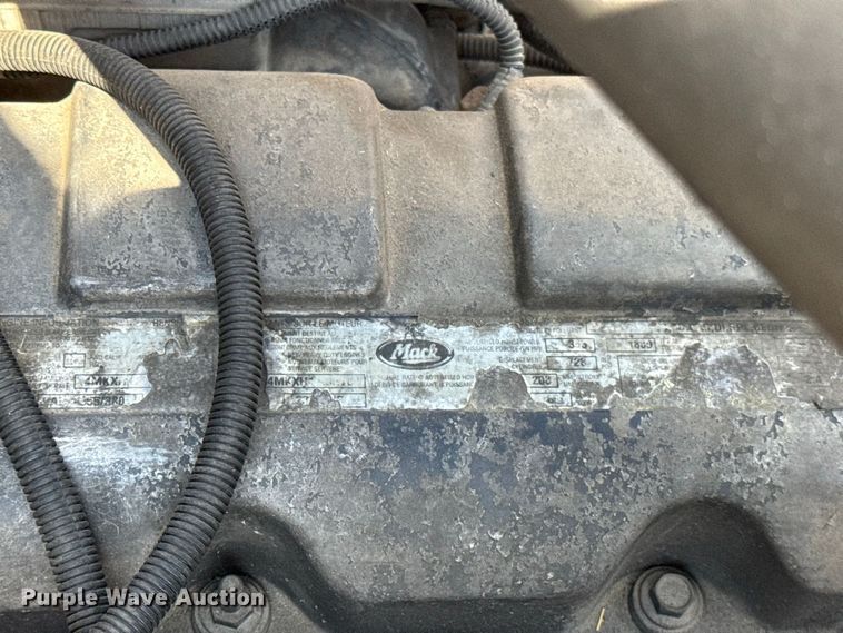 image for item FC4250 2005 Mack CXN613 semi truck
