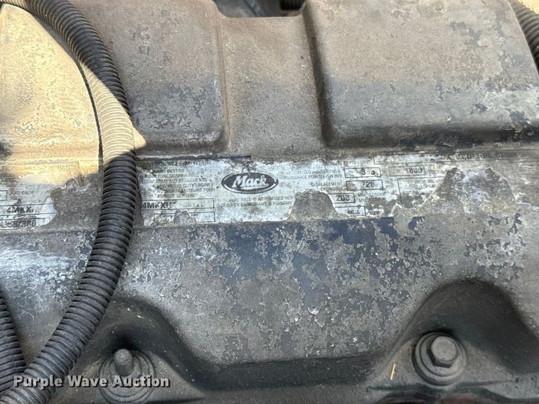 image for item FC4250 2005 Mack CXN613 semi truck