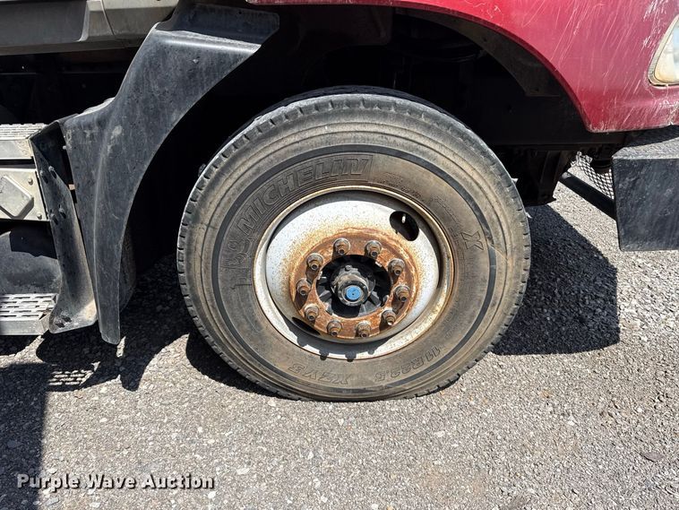 image for item FC4250 2005 Mack CXN613 semi truck
