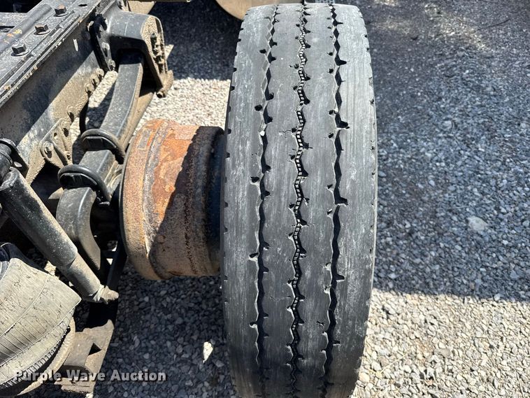 image for item FC4250 2005 Mack CXN613 semi truck