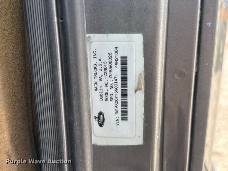image for item FC4250 2005 Mack CXN613 semi truck