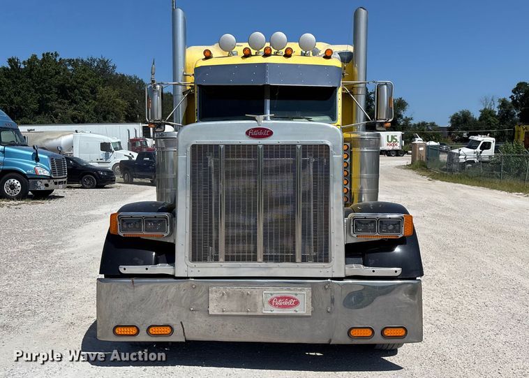 image for item FG0598 2003 Peterbilt 379 semi truck
