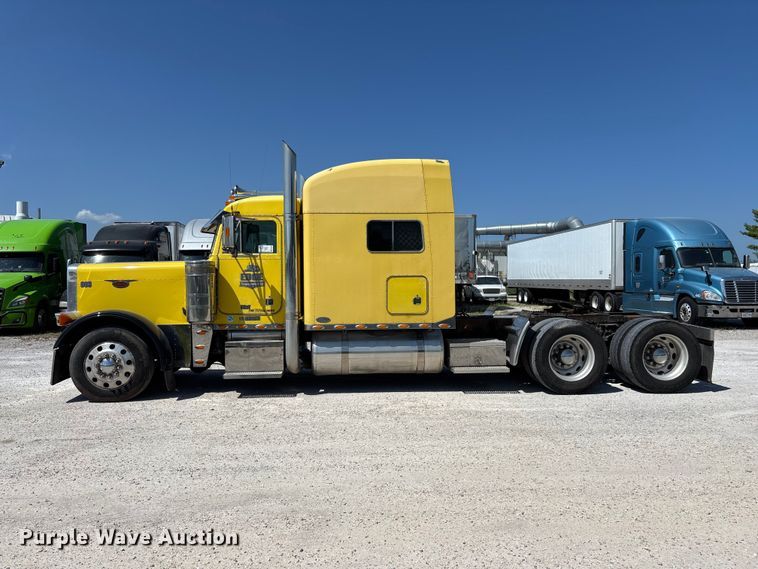 image for item FG0598 2003 Peterbilt 379 semi truck