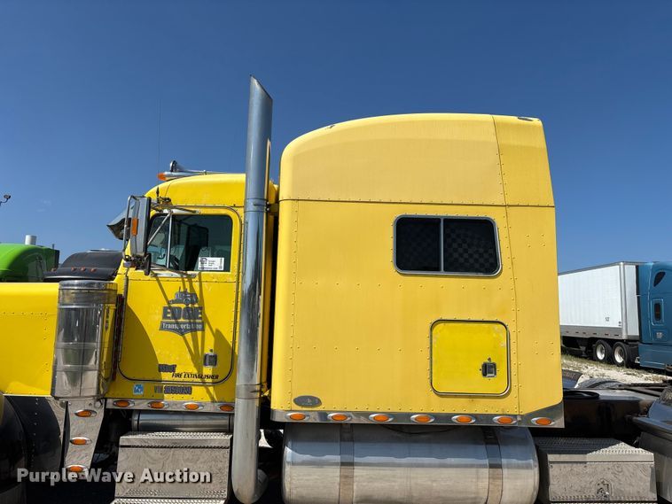 image for item FG0598 2003 Peterbilt 379 semi truck