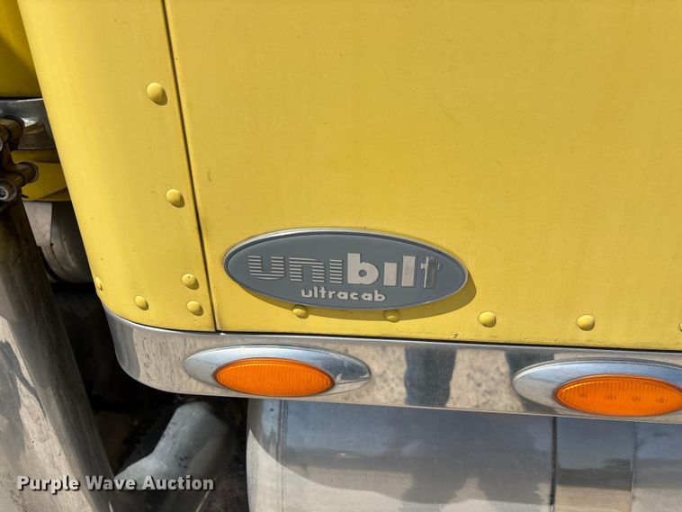 image for item FG0598 2003 Peterbilt 379 semi truck