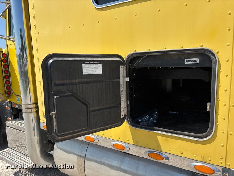 image for item FG0598 2003 Peterbilt 379 semi truck