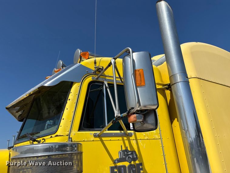 image for item FG0598 2003 Peterbilt 379 semi truck