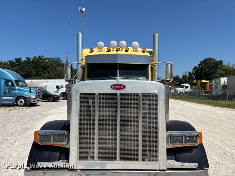 image for item FG0598 2003 Peterbilt 379 semi truck