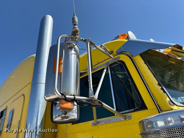 image for item FG0598 2003 Peterbilt 379 semi truck