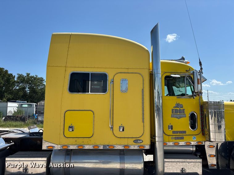 image for item FG0598 2003 Peterbilt 379 semi truck