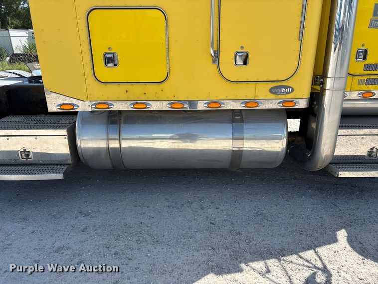 image for item FG0598 2003 Peterbilt 379 semi truck