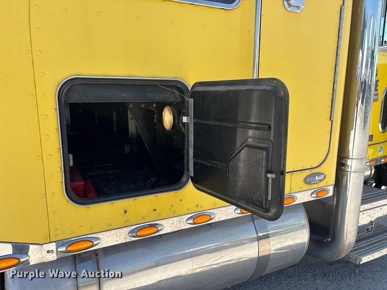 image for item FG0598 2003 Peterbilt 379 semi truck