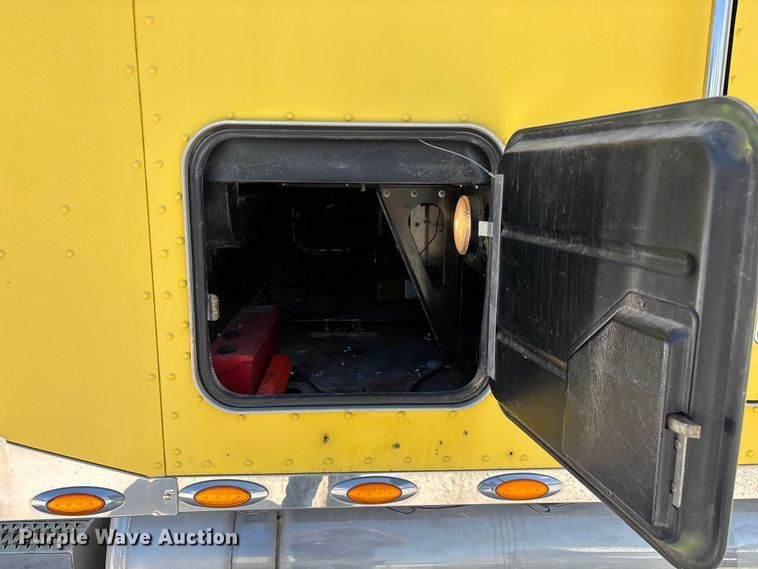image for item FG0598 2003 Peterbilt 379 semi truck
