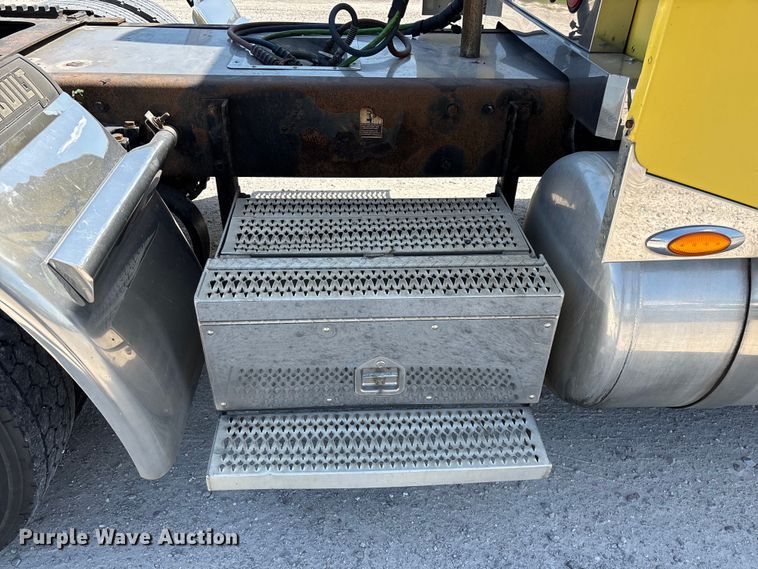image for item FG0598 2003 Peterbilt 379 semi truck