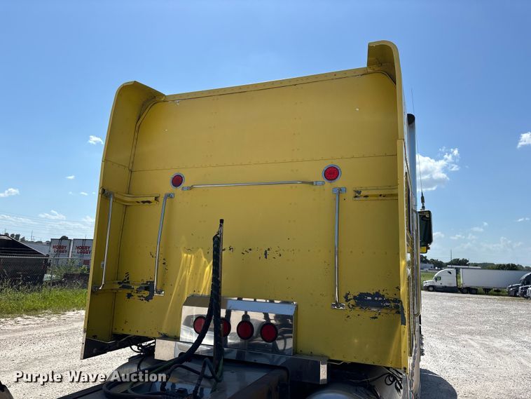 image for item FG0598 2003 Peterbilt 379 semi truck